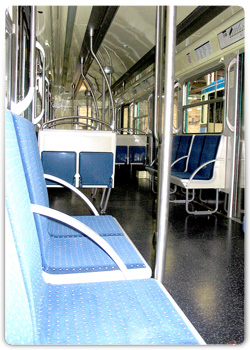Autre vue de l'intérieur du métro MF67 rénové