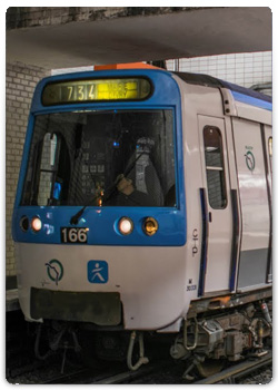 Motrice de métro MF77 en circulation