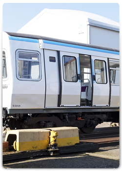 Entrée d'une voiture de métro MF77 en Atelier