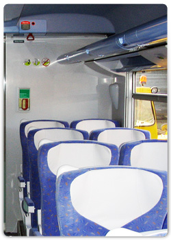 Intérieur d'une voiture de train Téoz 2nde classe rénovée