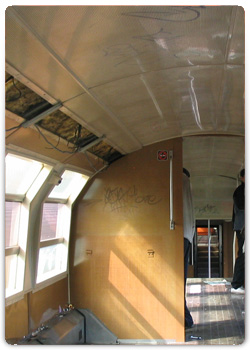 Intérieur d'une voiture de train de banlieue en cours de rénovation